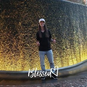 Meet your Posher, Manda j